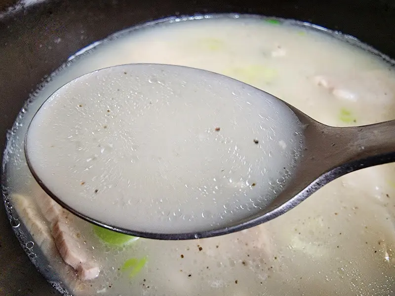 뽀얀 국물의 돼지국밥