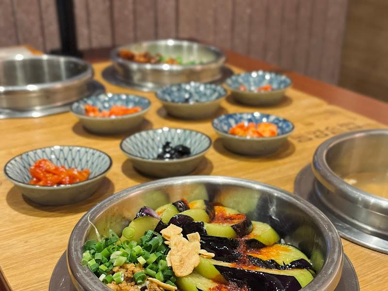 다채로운 솥밥 메뉴