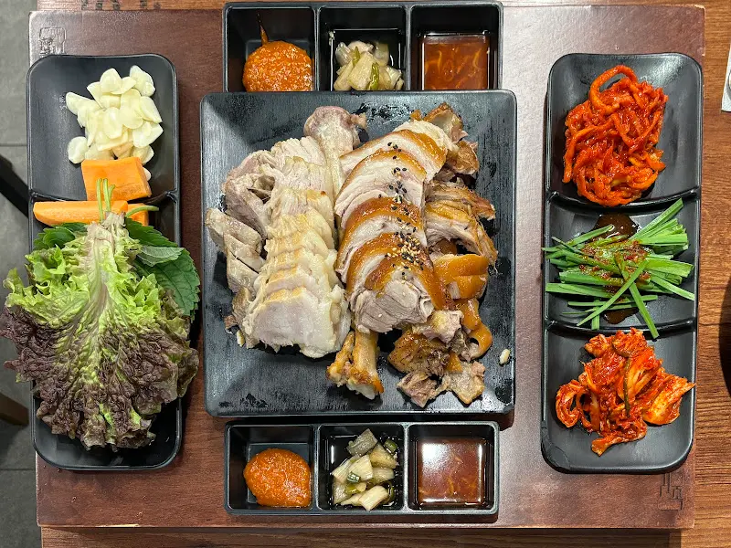 푸짐한 한 상 차림, 족발, 보쌈, 곁들임 메뉴까지 완벽하다