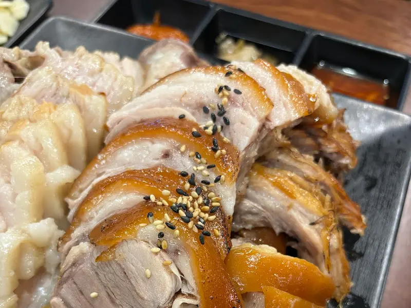 가지런히 놓인 족발 슬라이스, 검은 깨가 포인트다