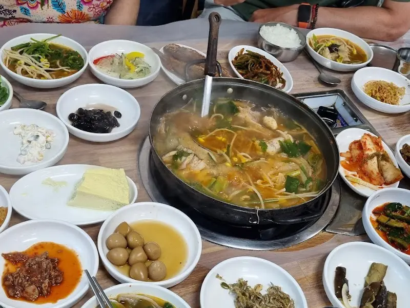 홍어탕과 다양한 반찬들