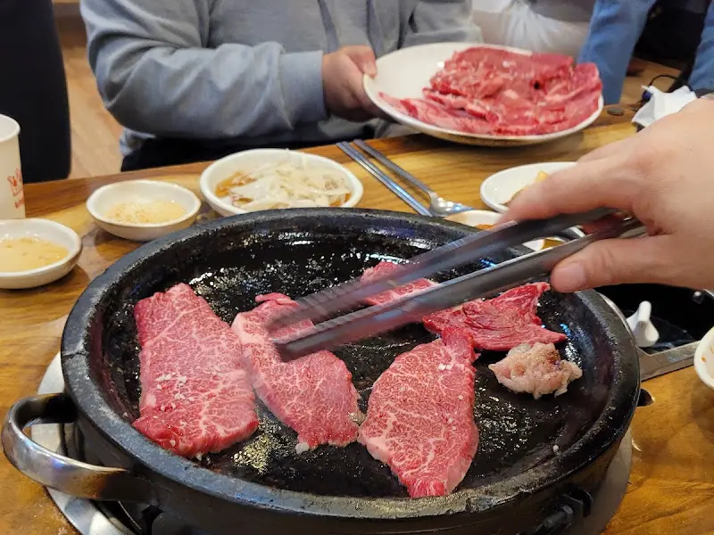 불판 위에 올려진 한우