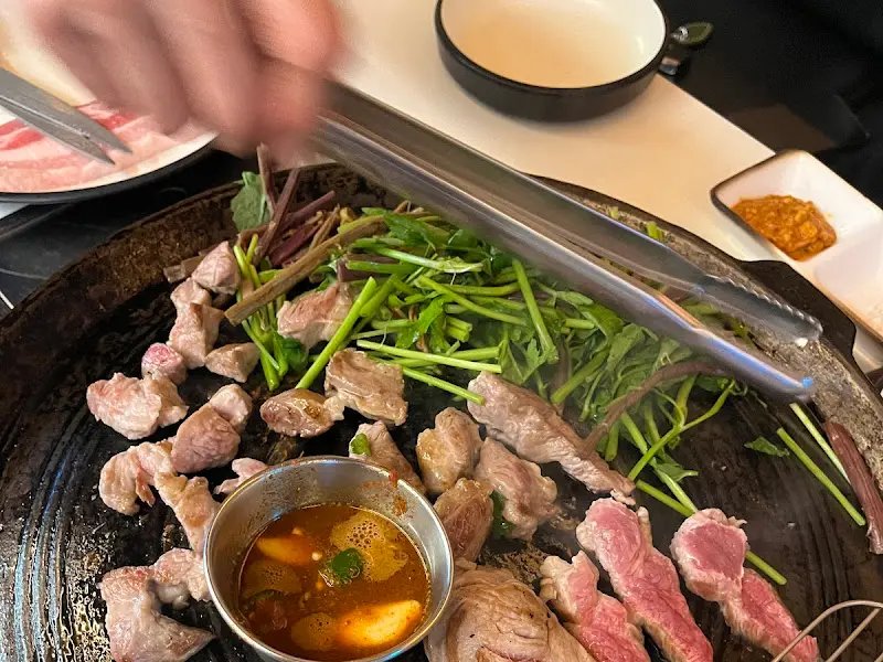 돼지고기와 미나리의 환상적인 조합