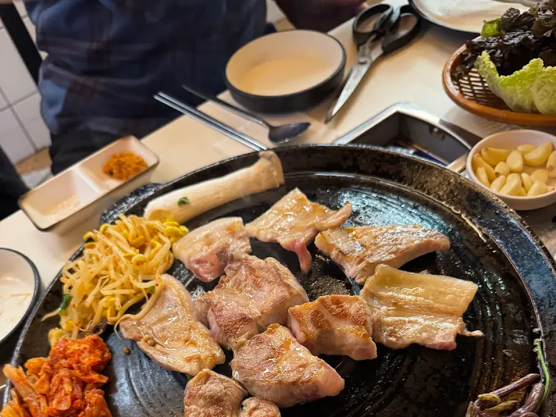 잘 구워진 돼지고기 모듬