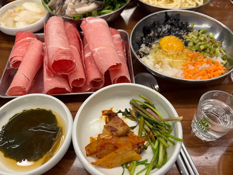 다채로운 음식들이 놓인 테이블 전경