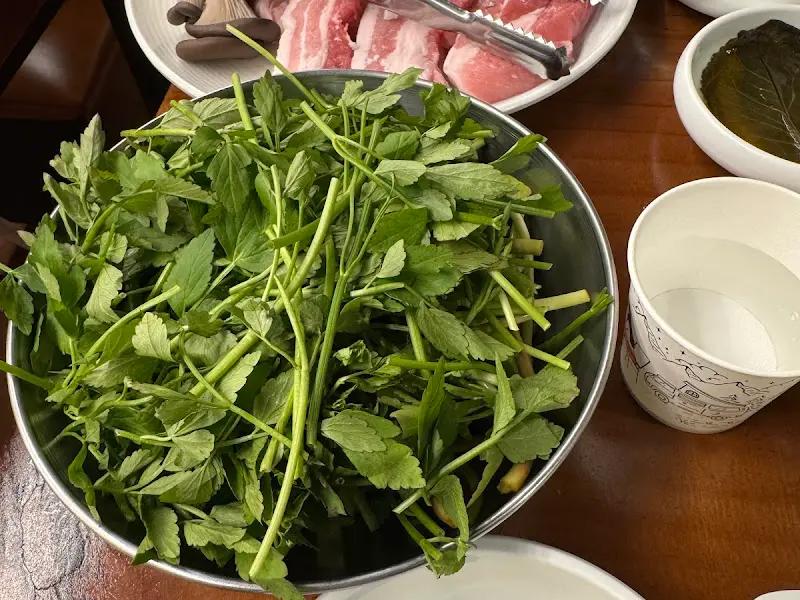 싱싱한 미나리와 얇게 썰린 고기의 모습