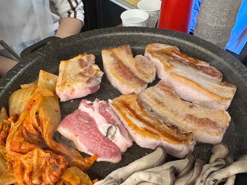 미나리와 고기를 찍어먹는 소스