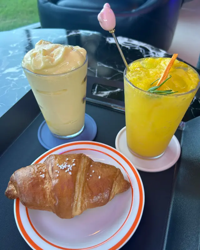 다양한 음료와 디저트 메뉴