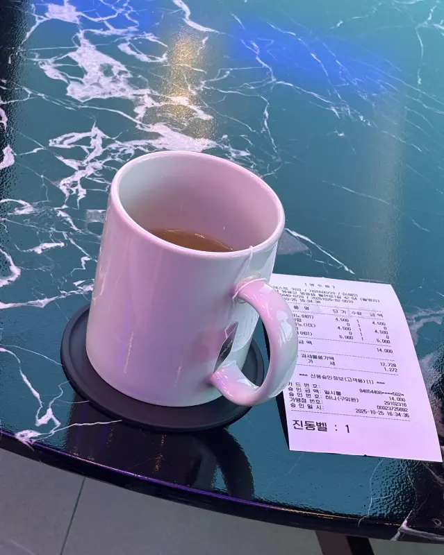 깔끔한 테이블과 음료