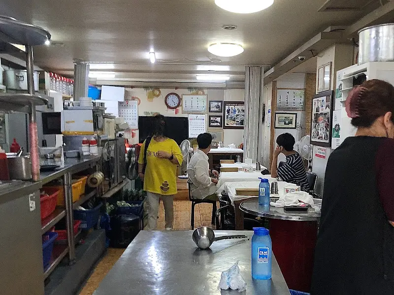 정겨운 분위기의 식당 내부