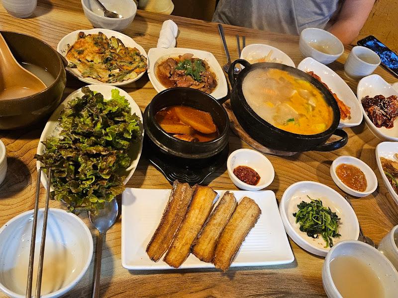 상다리가 휘어지게 차려진 반찬들