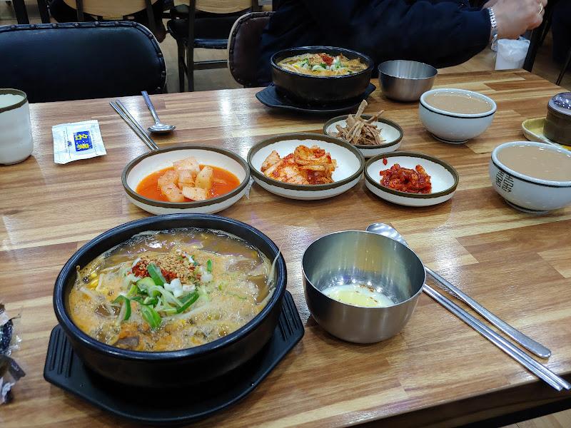 또 다른 테이블의 한 상 차림