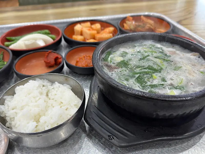 살코기국밥 전체 상차림