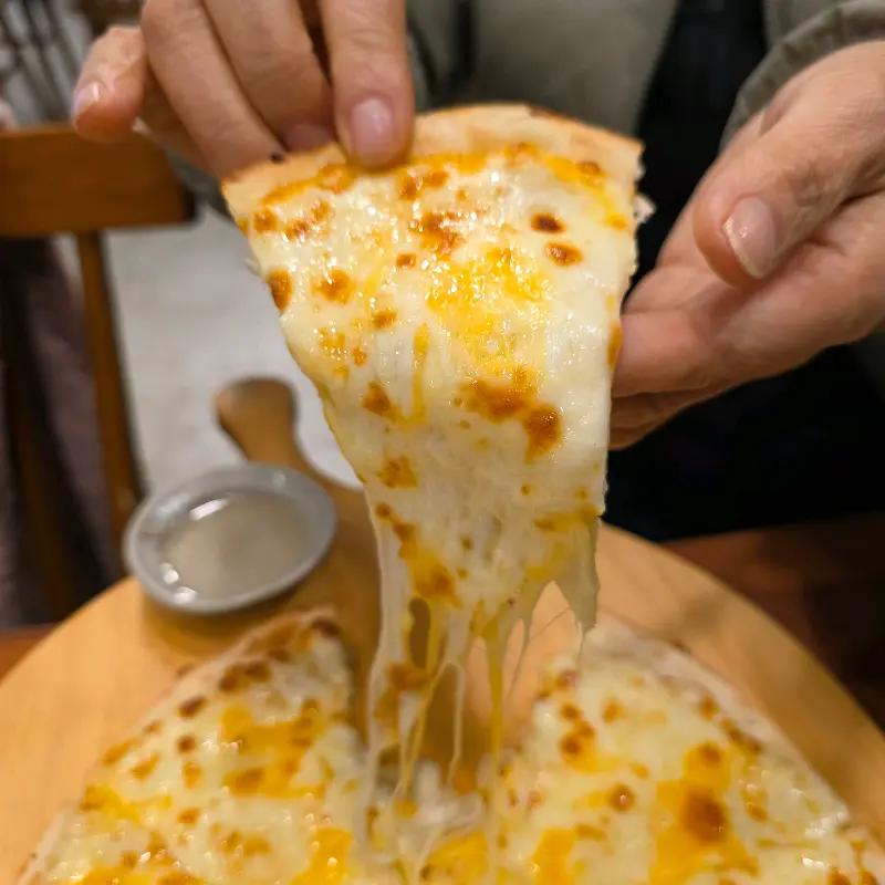 고르곤졸라 피자의 황홀한 치즈