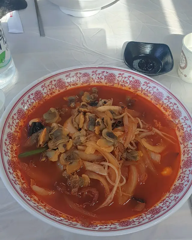 만두와 다양한 해산물이 들어간 얼큰한 짬뽕