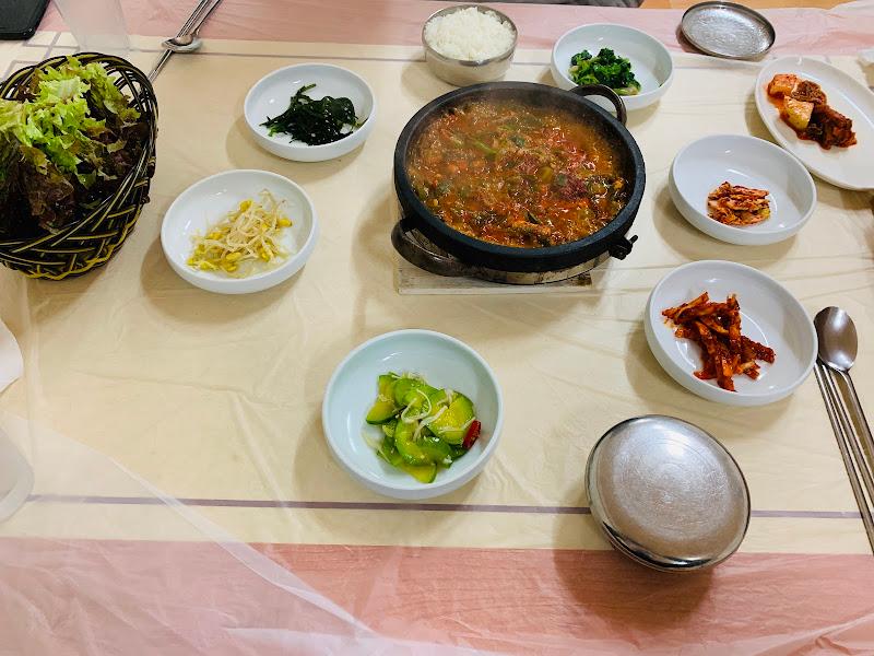 맛있는 음식들로 가득한 테이블