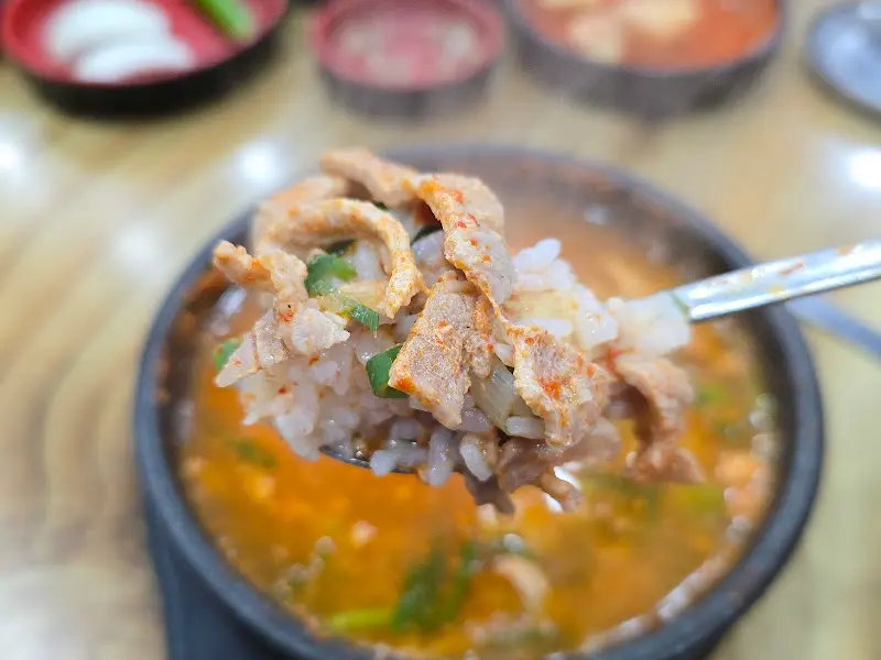 숟가락 위에 올려진 살코기