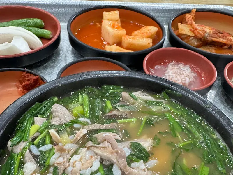 국밥과 반찬 전체 샷