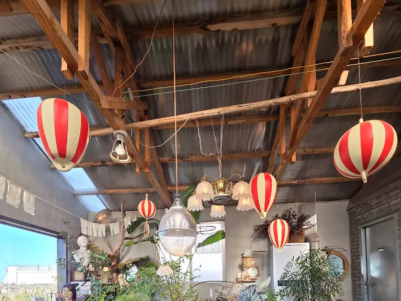 카페 내부 천장 장식