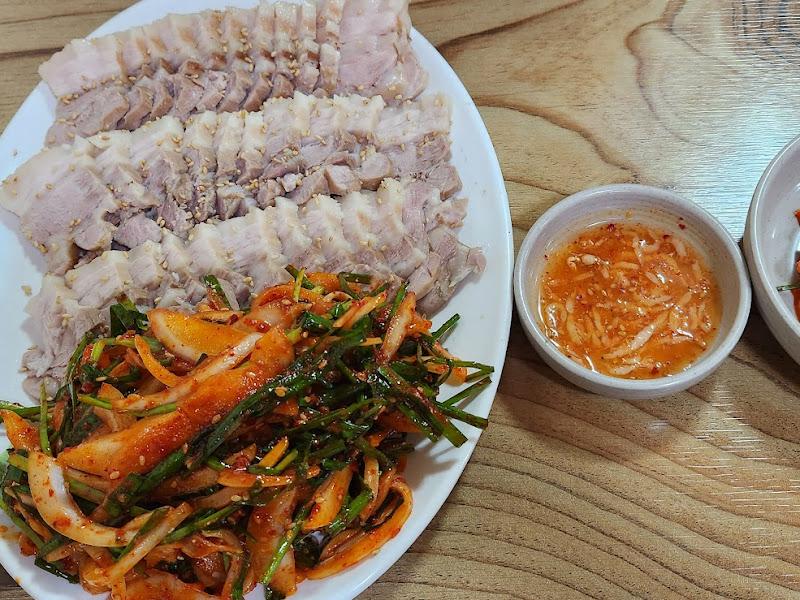 윤기가 자르르 흐르는 편육과 매콤한 부추무침