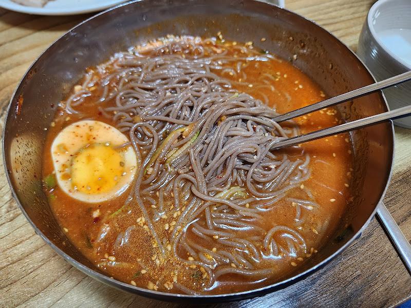 독특한 양념이 인상적인 막국수