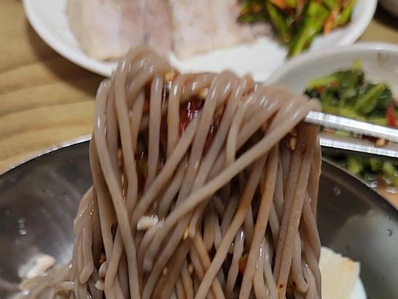 젓가락으로 들어올린 막국수 면발