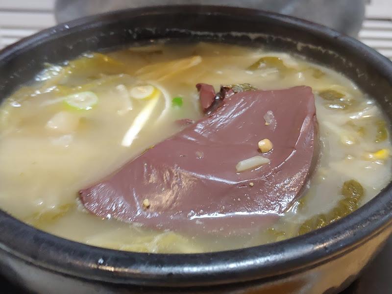 큼지막한 선지가 돋보이는 선지해장국