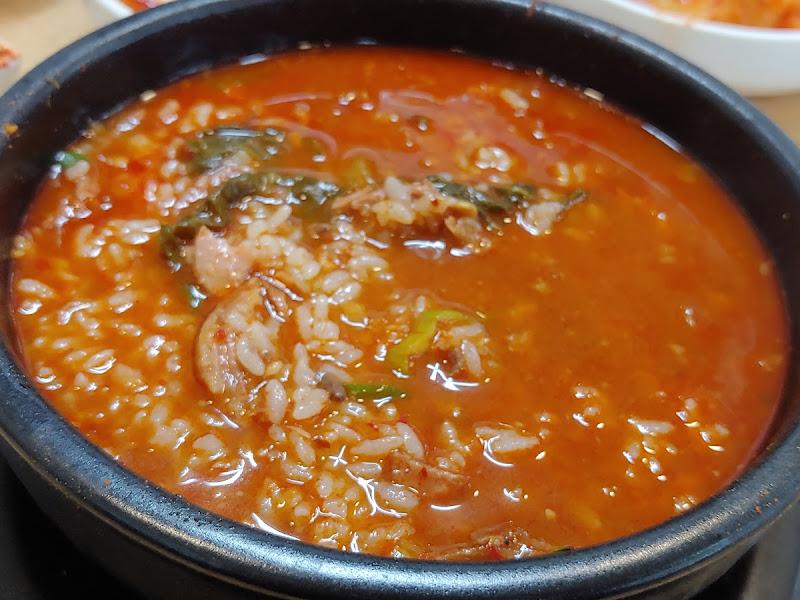 밥을 말아 먹음직스러운 선지해장국