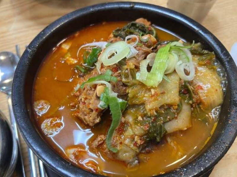 우거지와 뼈가 푸짐하게 들어간 뼈다귀해장국