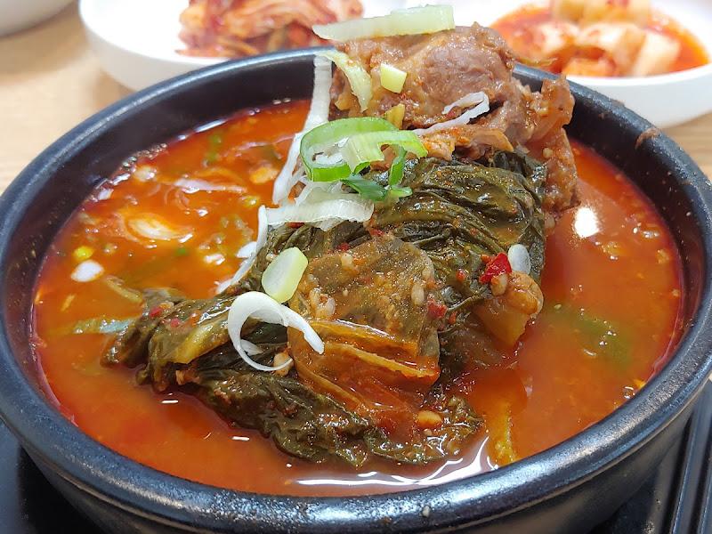 큼지막한 뼈다귀가 들어간 뼈해장국