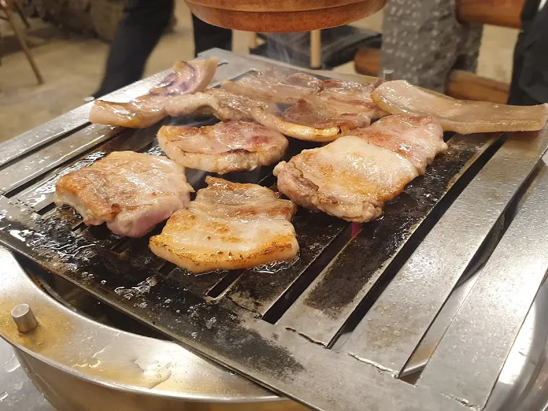 흑돼지 굽는 모습