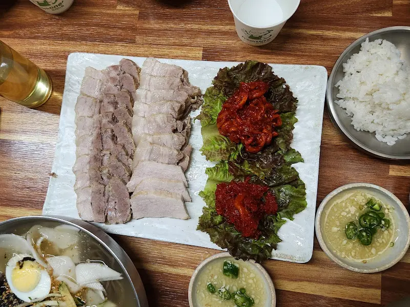 수육과 곁들임 메뉴