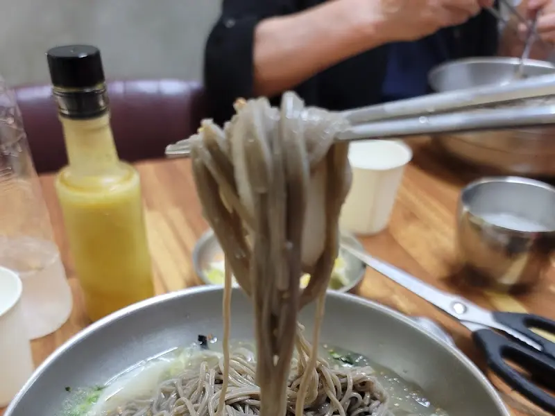메밀면을 들어 올린 모습