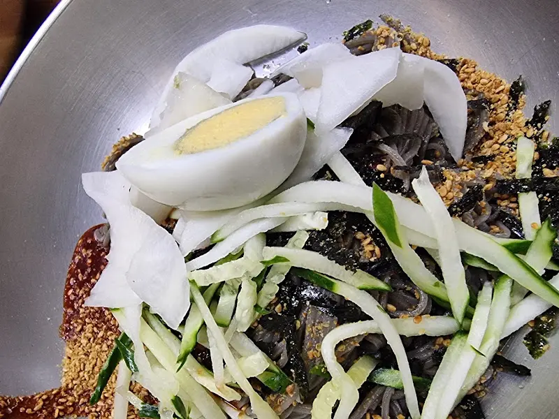 비빔 막국수 근접 사진