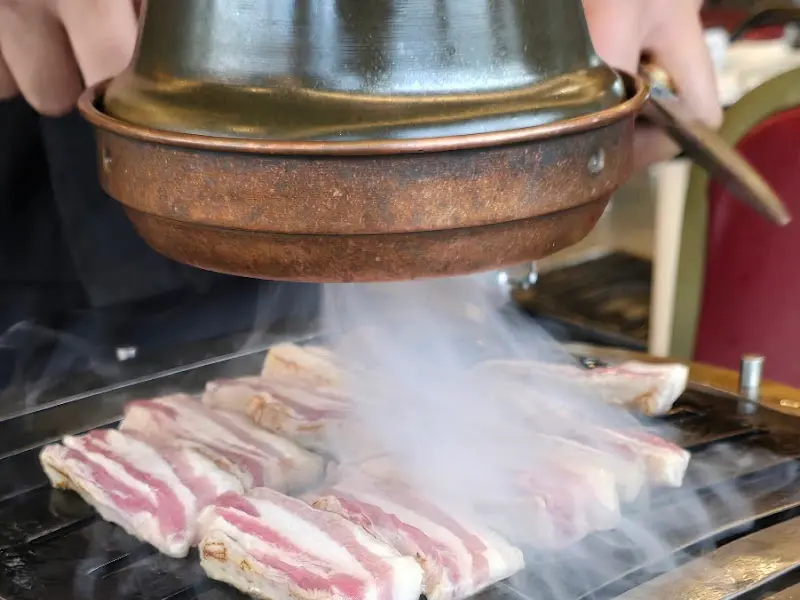 연기가 피어오르는 흑돼지