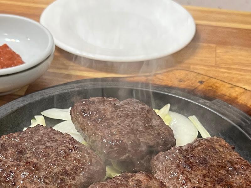 돌판 위에 올려진 떡갈비