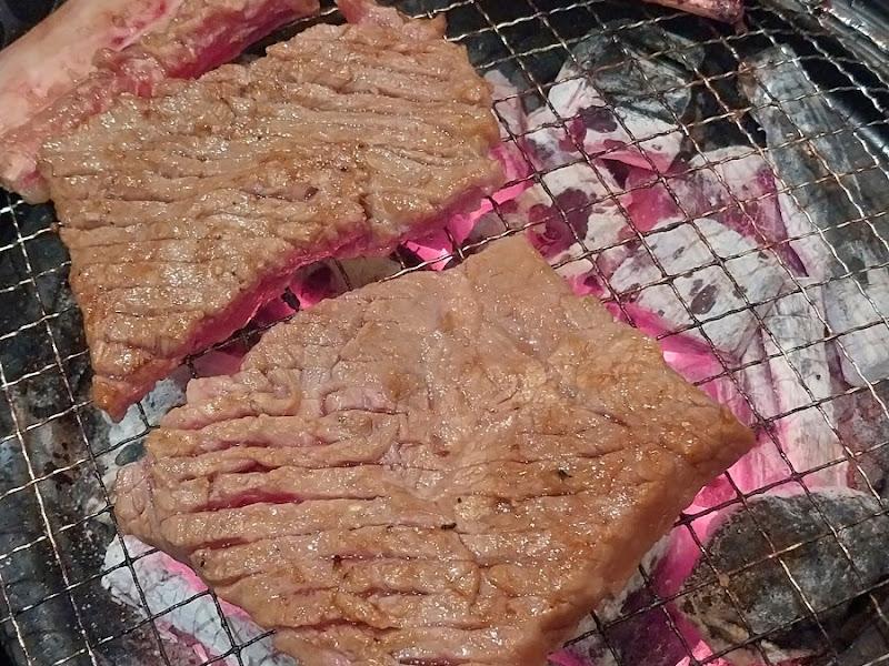 참숯 위에서 익어가는 갈비