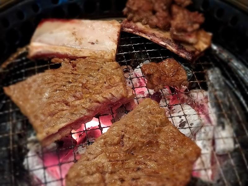 숯불에 구워지는 다양한 부위의 갈비