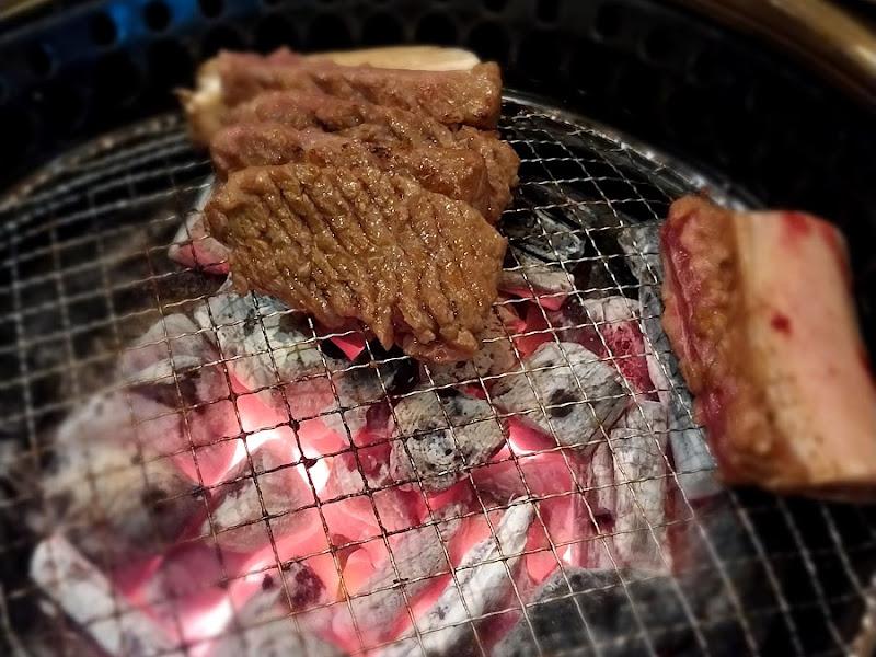 숯불의 화력으로 익어가는 갈비