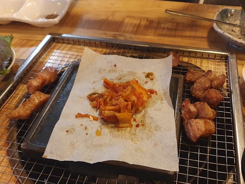 숯불 위에서 구워지는 김치와 고기