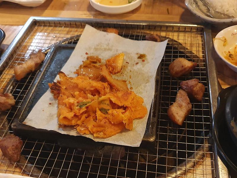 숯불 위에 올려진 김치전