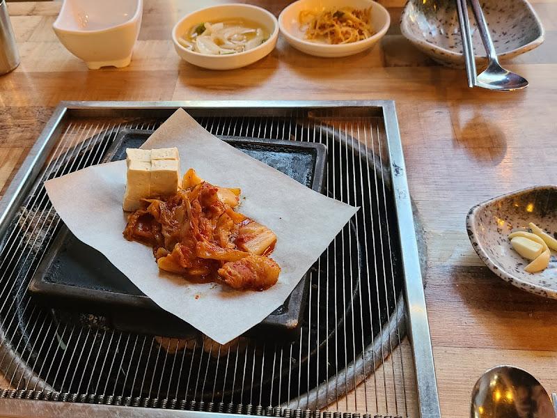 숯불 위에 올려진 김치와 두부