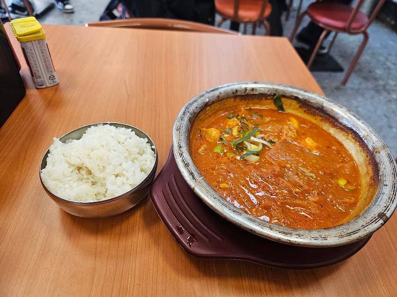 김치찌개와 밥 한 공기