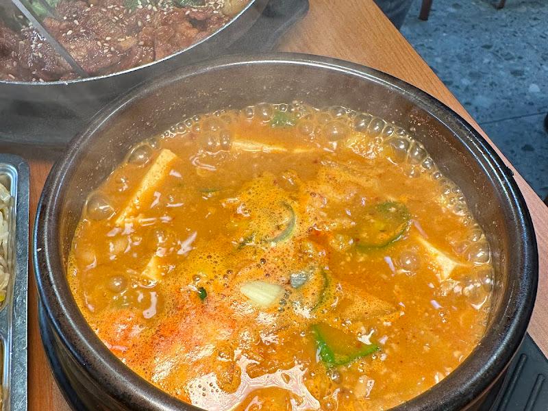 뚝배기에 담긴 순두부찌개