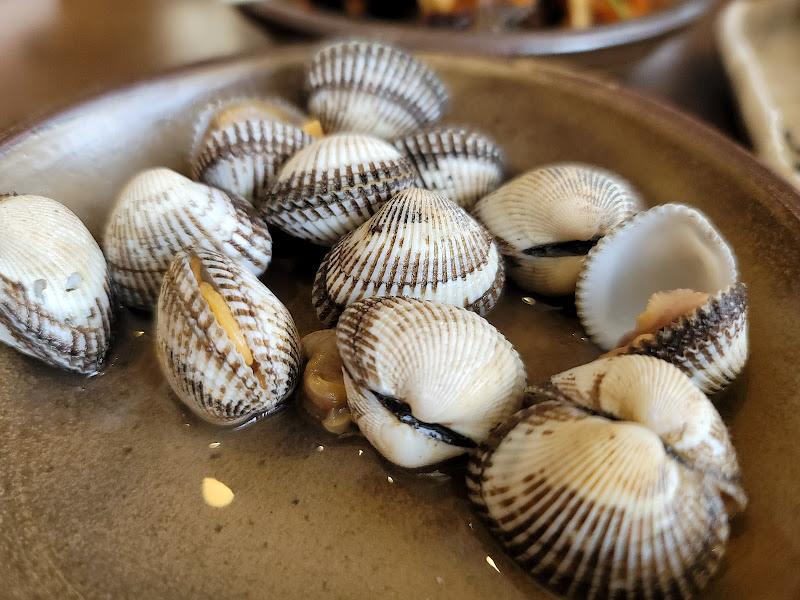 윤기가 자르르 흐르는 꼬막찜