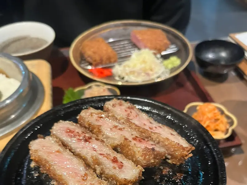 규카츠와 야끼니꾸 한 상 차림