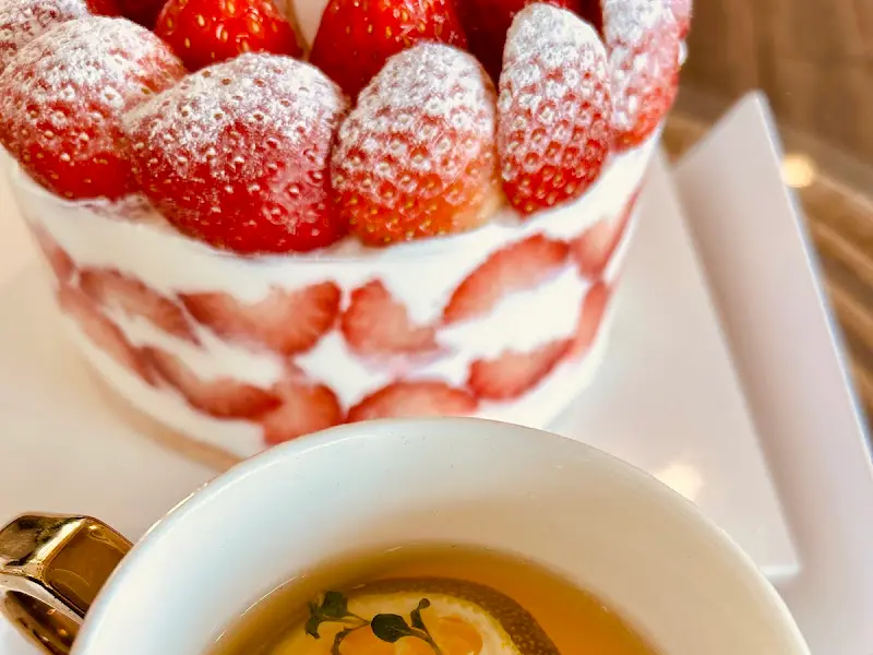 딸기 쇼트케이크와 음료