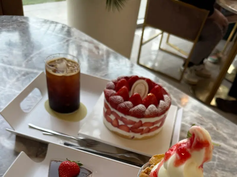 딸기 케이크와 음료