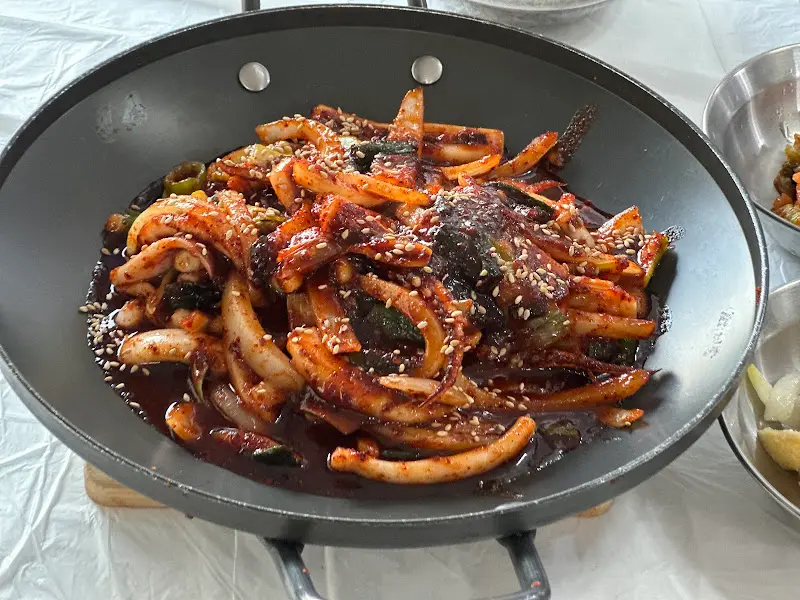 윤기가 흐르는 오징어볶음