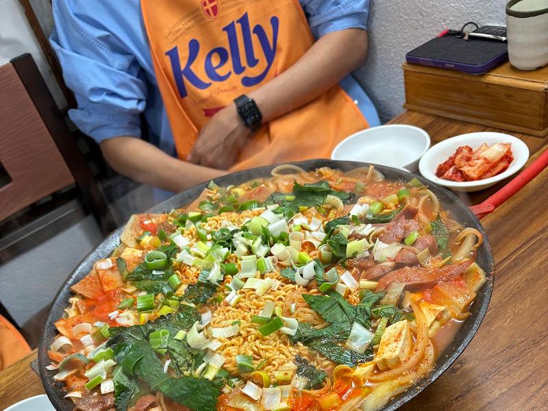 푸짐한 부대찌개의 모습